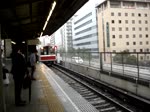 Einfahrt eines Zuges der Midosuji Linie (U-Bahn Osaka) von Senri-Chuo nach Nakamozu in Esaka (via Momoyamadai, Ryokuchikoen, Esaka, Higashimikuni, Shin-Osaka, Nishinakajima-Minamigata, Nakatsu, Umeda, Yodoyabashi, Hommachi, Shinsaibashi, Namba, Daikokucho, Dobutsuen-mae, Tennoji, Showacho, Nishitanabe, Nagai, Abiko, Kitahanada und Shinkanaoka. September 2013